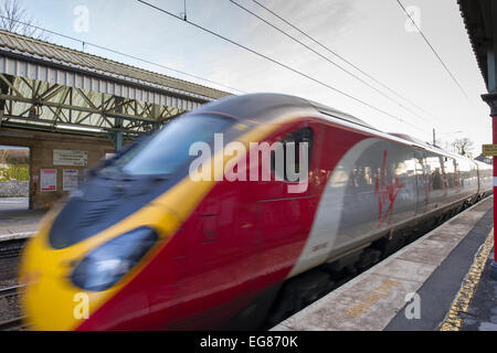 Virgin Train à Oxenholme railway station -le Lake District Banque D'Images