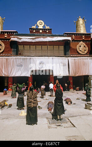 Pèlerins bouddhistes eux-mêmes se prosterner devant Temple de Jokhang, Lhassa, Tibet Banque D'Images