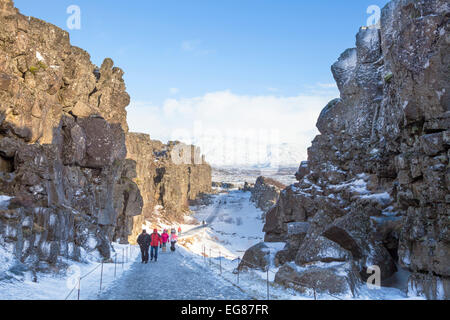 Les touristes dans la gorge d'Allmannagja Parc national de Þingvellir en hiver Islande Europe Banque D'Images