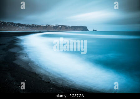 Des formations de roche de Reynisdrangar et Vik plage noire de Dyrholaey Vik Islande Europe Banque D'Images