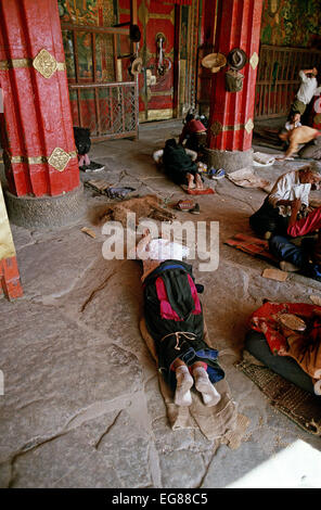 Pèlerins bouddhistes eux-mêmes se prosterner devant Temple de Jokhang, Lhassa, Tibet Banque D'Images