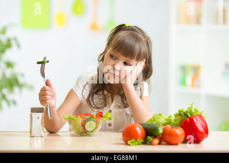 Fille enfant regarde avec dégoût des aliments sains Banque D'Images