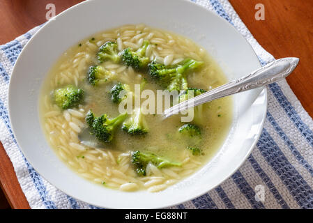 Soupe au chou brocoli et riz pâtes dans le bouillon de poulet chaud Banque D'Images