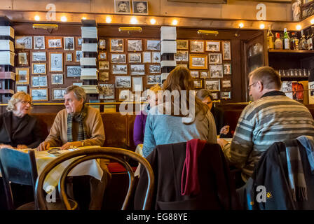 Berlin, Allemagne, Groupe de personnes partageant des repas, assis à des tables, à l'intérieur, Restaurant de cuisine allemande, 'Joseph Roth Diele', design intérieur vintage Banque D'Images