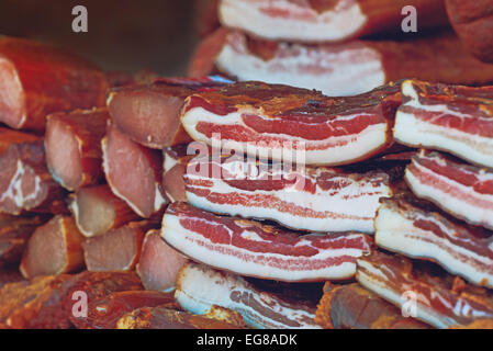 Pile de Bacon fumé, de la viande de porc en conserve et est considéré comme un mets de la nourriture dans certaines cultures, selective focus. Banque D'Images