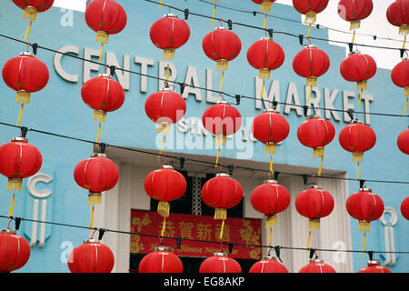 Lanternes rouges étendus dehors le Marché central dans le quartier chinois pour le nouvel an chinois Banque D'Images