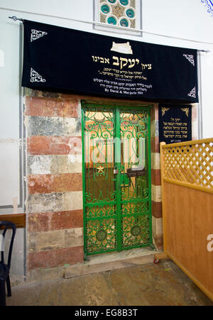 Derrière la porte en fer vert est le tombeau du patriarche Jacob. Les tombeaux des patriarches sont à Hébron en Cisjordanie Banque D'Images