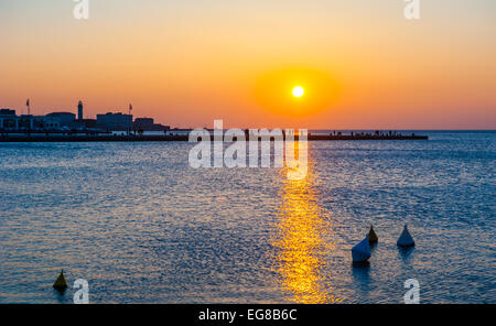 Trieste, Italie - Les gens marcher sur le Molo Audace pier at sunset Banque D'Images