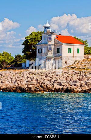 La Croatie, Prisnjak Phare. Le phare a été construit en 1886 sur une magnifique petite île de l'archipel de Murter Banque D'Images