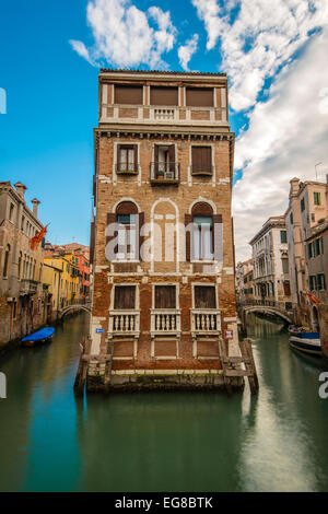 Vue pittoresque sur deux canaux d'eau à Venise, Vénétie, Italie Banque D'Images