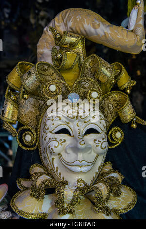 Masque de carnaval vénitien traditionnel dans une vitrine, Venise, Vénétie, Italie Banque D'Images