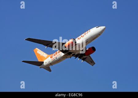 Easyjet Boeing 737-700 décoller contre un ciel bleu. Banque D'Images