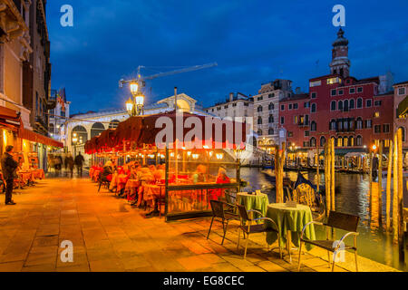 Vue de nuit sur la terrasse d'un café restaurant sur Grand Canal avec derrière le pont du Rialto, Venise, Vénétie, Italie Banque D'Images