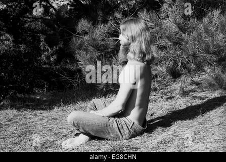 Portrait des années 1960 années 1970 années 70 hippie homme hippie mâle avec une barbe et de longs cheveux étant méditation spirituelle méditante à Berkeley, Californie États-Unis 1971 KATHY DEWITT Banque D'Images