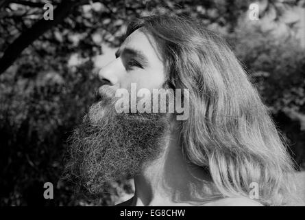 Portrait de chevelu hippie homme hippie mâle avec une barbe et les cheveux longs méditation méditer étant spiritualité spirituelle à Berkeley, Californie États-Unis 70s 1970s 1971 KATHY DEWITT Banque D'Images