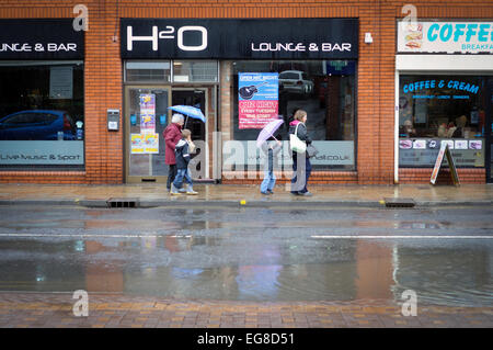 Hucknall, Nottinghamshire, Angleterre. 19 Février, 2015. Météo France : la moitié du temps à long terme de fortes pluies dans les East Midlands, configuré pour continuer le reste de la journée et obtenir plus froid dans la semaine.Les prévisionnistes disent une bonne probabilité de neige le week-end . Credit : IFIMAGE/Alamy Live News Banque D'Images