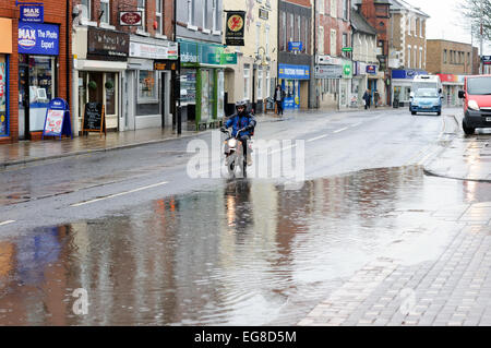 Hucknall, Nottinghamshire, Angleterre. 19 Février, 2015. Météo France : la moitié du temps à long terme de fortes pluies dans les East Midlands, configuré pour continuer le reste de la journée et obtenir plus froid dans la semaine.Les prévisionnistes disent une bonne probabilité de neige le week-end . Credit : IFIMAGE/Alamy Live News Banque D'Images