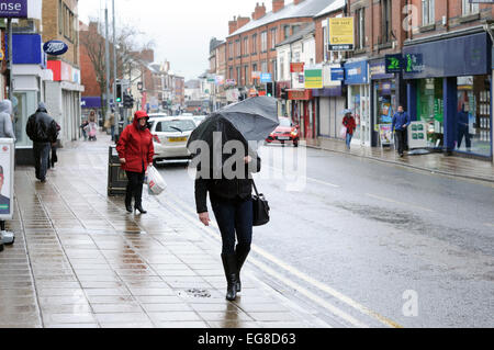 Hucknall, Nottinghamshire, Angleterre. 19 Février, 2015. Météo France : la moitié du temps à long terme de fortes pluies dans les East Midlands, configuré pour continuer le reste de la journée et obtenir plus froid dans la semaine.Les prévisionnistes disent une bonne probabilité de neige le week-end . Credit : IFIMAGE/Alamy Live News Banque D'Images