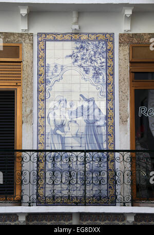 Azulejos sur un immeuble de Lisbonne Alfama Cafe Banque D'Images