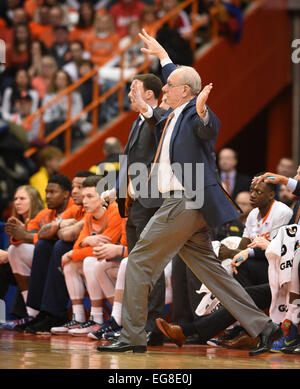 Syracuse, NY, USA. Feb 18, 2015. 18 févr. 2015 : l'entraîneur-chef Jim Boeheim Syracuse durant la première moitié de l'action comme l'Orange de Syracuse défait les Louisville Cardinals 69-59 au Carrier Dome à Syracuse, New York. © csm/Alamy Live News Banque D'Images