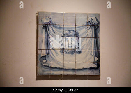 Azulejos historiques représentant le visage du Christ dans le National Tile Museum de Lisbonne Banque D'Images