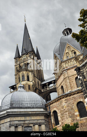 La cathédrale - Tour de l'Aachener Dom également connu sous le nom de cathédrale impériale ou royale de l'église St Mary à Aix-la-Chapelle, Allemagne Banque D'Images