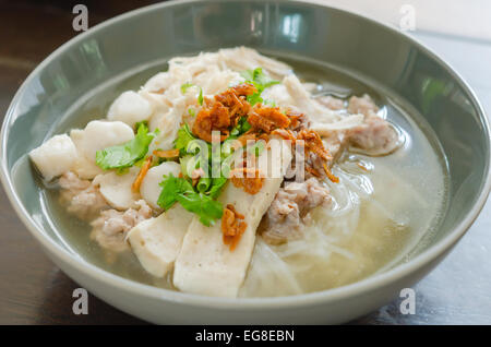 Bol de soupe de nouilles Pho vietnamien avec saucisse servie avec des oignons, échalotes et coriandre Banque D'Images