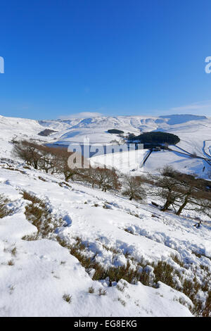 Kinder Kinder Scout et de réservoir de front blanc en hiver neige au-dessus de foin, parc national de Peak District, Derbyshire, Angleterre, Royaume-Uni. Banque D'Images