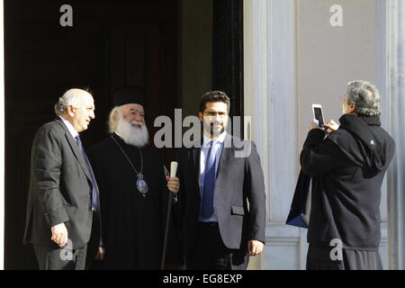 Athènes, Grèce. 19 février 2015. Le patriarche Théodore II d'Alexandrie pose pour une photo mobile à l'extérieur du palais Maximou. Le Pape et Patriarche d'Alexandrie et de toute l'Afrique Théodore II, à partir de, l'Église grecque orthodoxe d'Alexandrie, a visité le premier ministre grec Alexis Tsipras dans ses bureaux à Athènes. Banque D'Images