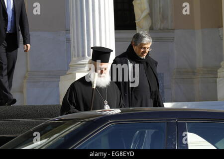 Athènes, Grèce. 19 février 2015. Le patriarche Théodore II d'Alexandrie quitte le Palais Maximou après la visite, Alexis Tsipras. Le Pape et Patriarche d'Alexandrie et de toute l'Afrique Théodore II, à partir de, l'Église grecque orthodoxe d'Alexandrie, a visité le premier ministre grec Alexis Tsipras dans ses bureaux à Athènes. Banque D'Images