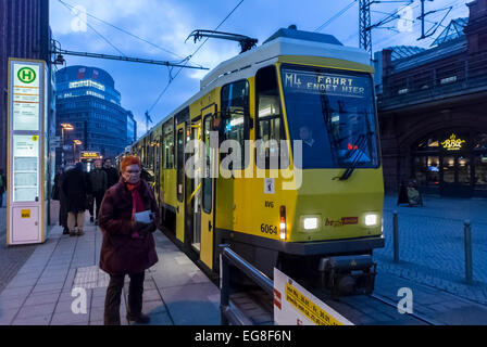 Berlin, Allemagne, les passagers, Woman at, Tram, gare, de nuit 'Hackescher Markt', Centre-ville Banque D'Images