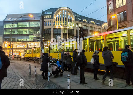 Berlin, Allemagne, foule, l'attente des passagers avec des sacs, de tramway, de la gare, de nuit 'Hackescher Markt', Centre-ville Banque D'Images