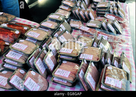 Saucisses de porc bacon organique et produire pour la vente à un marché de producteurs locaux Banque D'Images