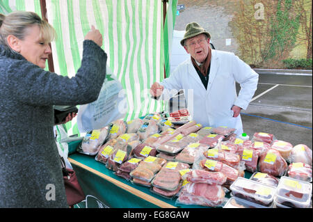 La viande biologique à la vente à un marché de producteurs locaux Banque D'Images