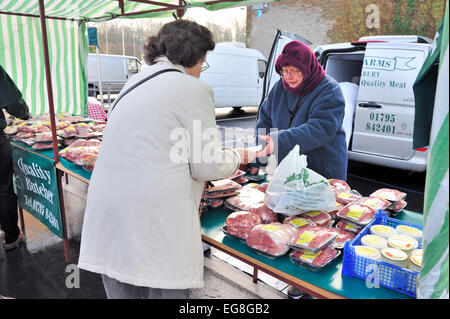 La viande biologique à la vente à un marché de producteurs locaux Banque D'Images