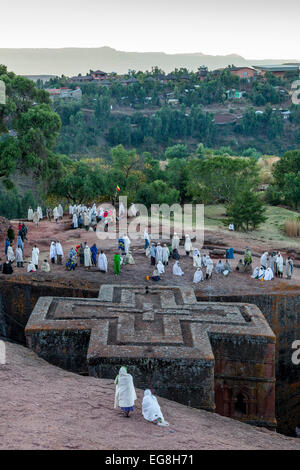 Les pèlerins chrétiens se rassemblent à Beite Giyorgis (Saint Georges) Église au temps de Noël, Lalibela, Éthiopie Banque D'Images