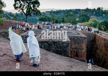 Les pèlerins chrétiens se rassemblent à Beite Giyorgis (Saint Georges) Église au temps de Noël, Lalibela, Éthiopie Banque D'Images