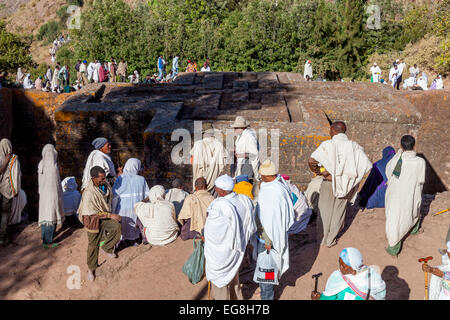 Pèlerins chrétiens à Beite Giyorgis (Saint Georges) Église au temps de Noël, Lalibela, Éthiopie Banque D'Images