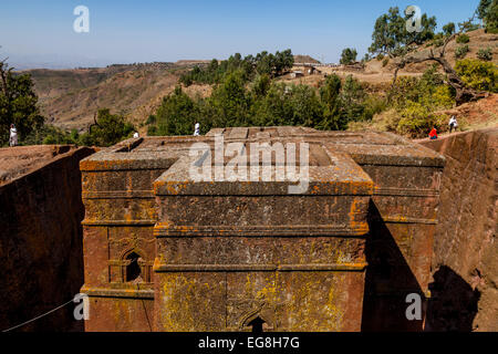 Pèlerins chrétiens à Beite Giyorgis (Saint Georges) Église au temps de Noël, Lalibela, Éthiopie Banque D'Images