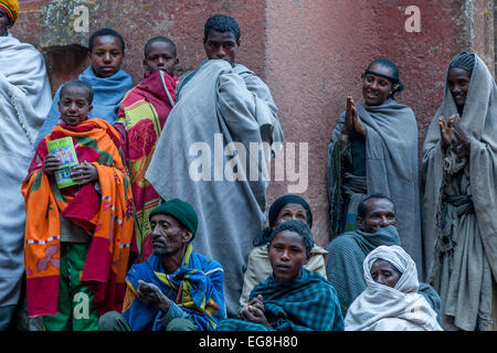 Pèlerins chrétiens à Beite Giyorgis (Saint Georges) Église au temps de Noël, Lalibela, Éthiopie Banque D'Images