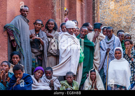 Pèlerins chrétiens à Beite Giyorgis (Saint Georges) Église au temps de Noël, Lalibela, Éthiopie Banque D'Images