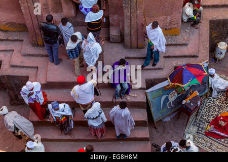 Pèlerins chrétiens à Beite Giyorgis (Saint Georges) Église au temps de Noël, Lalibela, Éthiopie Banque D'Images