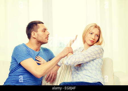 Malheureux couple having argument at home Banque D'Images