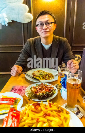 Berlin, Allemagne, les repas pris à l'intérieur de touristes chinois Restaurant Brasserie bavaroise allemande, "aximilians Restaurant' (Modèle 1992) Banque D'Images