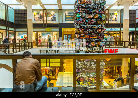 Berlin, Allemagne, vue à l'intérieur du centre commercial « quartier 207 », homme assis avec une grande sculpture moderne suspendue dans l'atrium, intérieur moderne, inspiration Banque D'Images