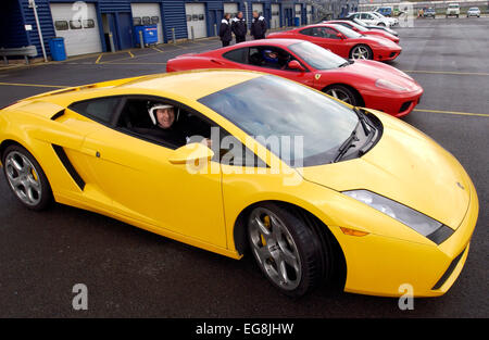 Northamptonshire red ferrari vs yellow lamborghini Banque de photographies  et d'images à haute résolution - Alamy