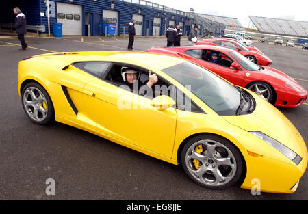 Northamptonshire red ferrari vs yellow lamborghini Banque de photographies  et d'images à haute résolution - Alamy