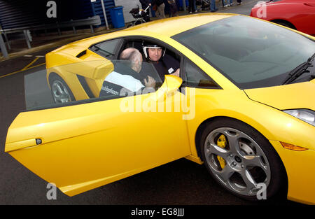 Northamptonshire red ferrari vs yellow lamborghini Banque de photographies  et d'images à haute résolution - Alamy