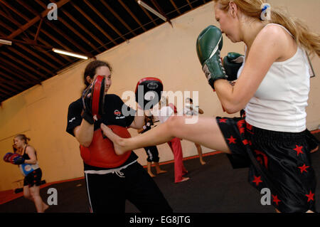 Thai kick box session la boxe est connu sous le nom de boxe Muay-Thai Wapping Londres Banque D'Images