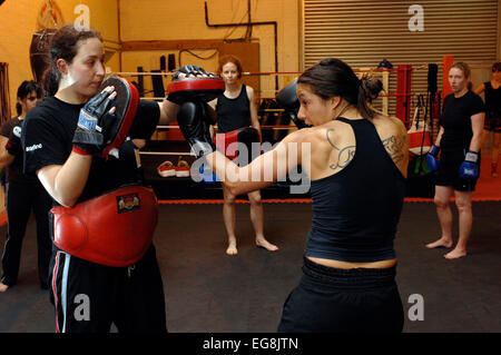 Thai kick box session la boxe est connu sous le nom de boxe Muay-Thai Wapping Londres Banque D'Images